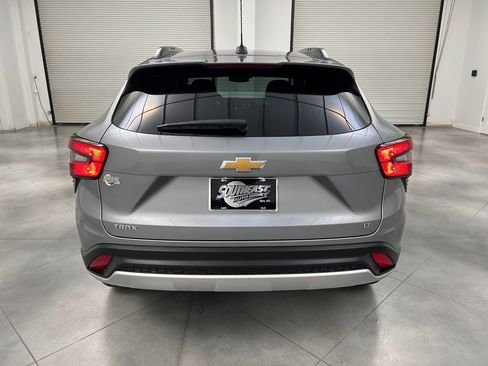 Used 2025 Chevrolet Trax LT w/ LT Convenience Package FWD image 6