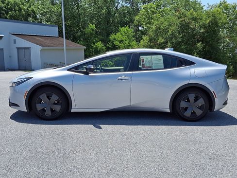 Used 2025 Toyota Prius LE FWD image 4