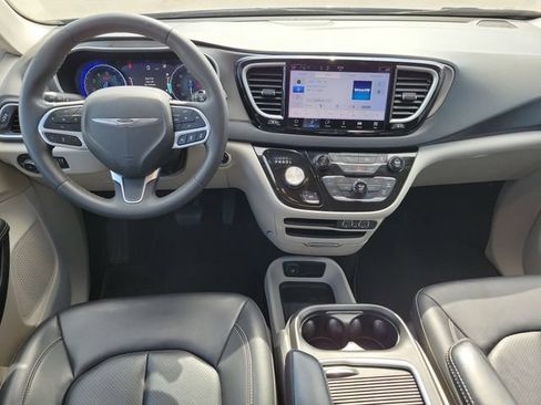 Used 2023 Chrysler Pacifica Touring-L FWD image 21