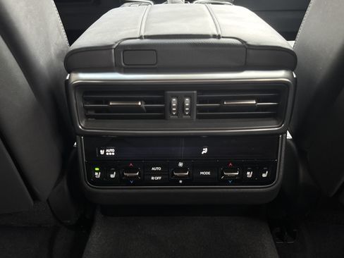 Used 2025 Lexus LX 600 4WD w/ Luxury Package image 16