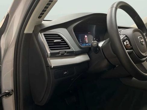 Used 2025 Volvo XC90 B5 Core AWD/4WD image 33