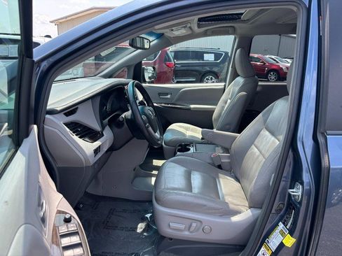 Used 2017 Toyota Sienna XLE Premium FWD image 8