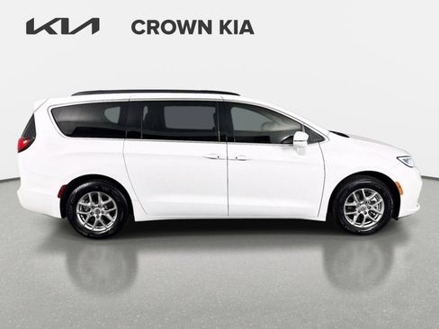 Used 2021 Chrysler Pacifica Touring FWD image 5