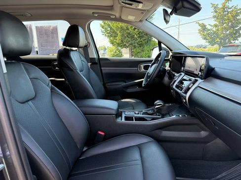 Certified 2022 Kia Sorento S w/ Panoramic Sunroof Package AWD/4WD image 12