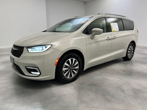 Used 2021 Chrysler Pacifica Touring-L FWD image 4