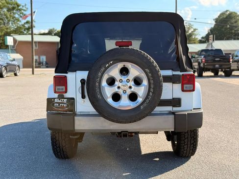Used 2015 Jeep Wrangler Unlimited Sahara w/ Connectivity Group AWD/4WD image 8