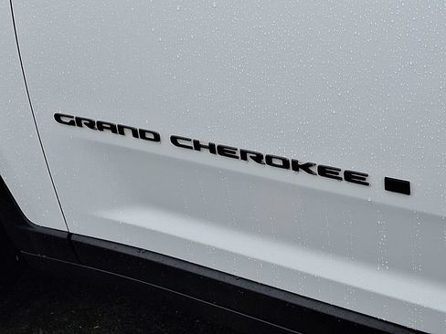 Certified 2023 Jeep Grand Cherokee Altitude AWD/4WD image 30