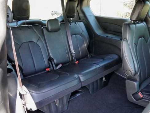 Used 2025 Chrysler Pacifica Select FWD image 17