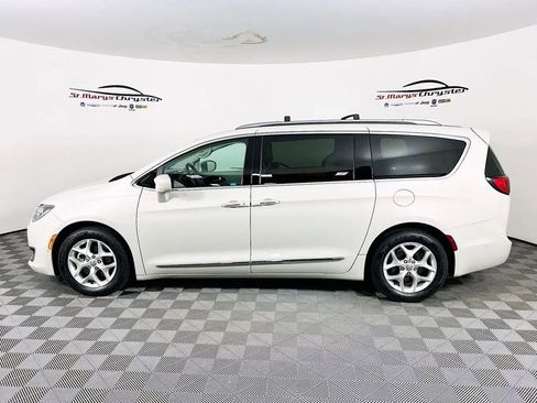 Used 2017 Chrysler Pacifica Touring-L Plus w/ Advanced Safetytec Group FWD image 5