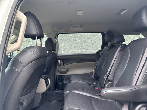 Used 2025 Kia Carnival FWD image 10