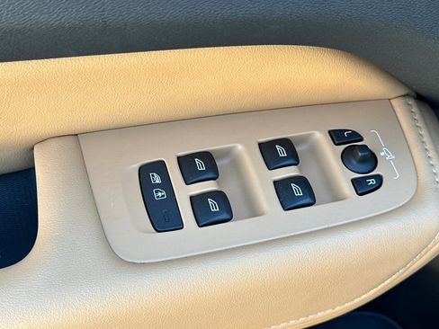 Certified 2023 Volvo XC60 B5 Ultimate w/ Climate Package image 13