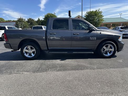 Used 2017 RAM 1500 Express RWD image 9