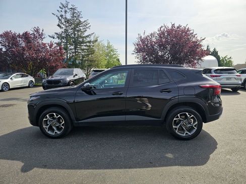 Used 2025 Chevrolet Trax LT w/ LT Convenience Package FWD image 5