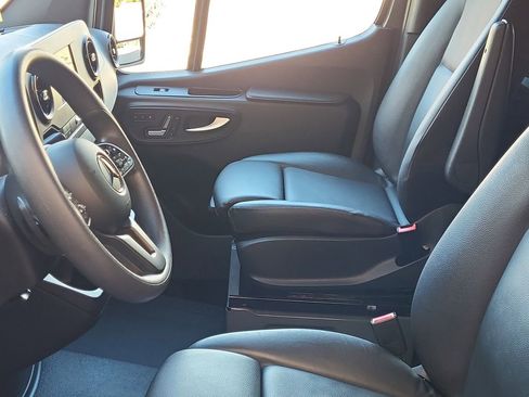 Used 2022 Mercedes-Benz Sprinter 2500 image 12