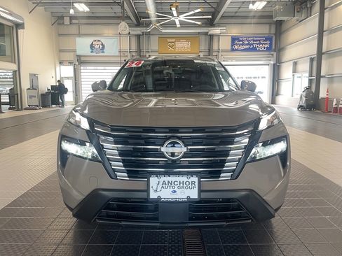 Used 2024 Nissan Rogue SV w/ SV Premium Package image 3