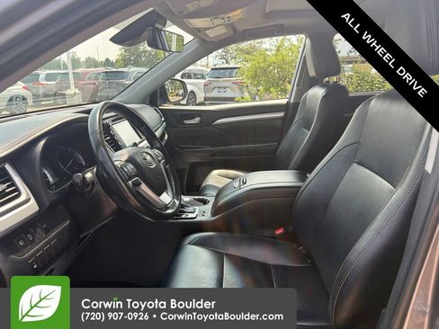 Used 2019 Toyota Highlander XLE w/ Carpet Mat Package (TMS) AWD/4WD image 24