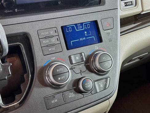 Used 2015 Toyota Sienna XLE image 22