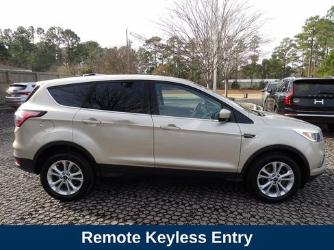 Used 2017 Ford Escape SE image 4