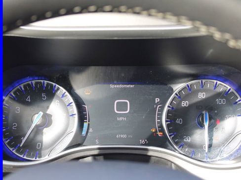 Used 2023 Chrysler Pacifica Touring-L image 35