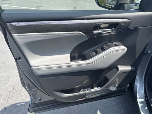 New 2026 Toyota Highlander Platinum AWD/4WD image 23