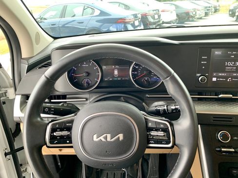 Used 2024 Kia Carnival LX image 17