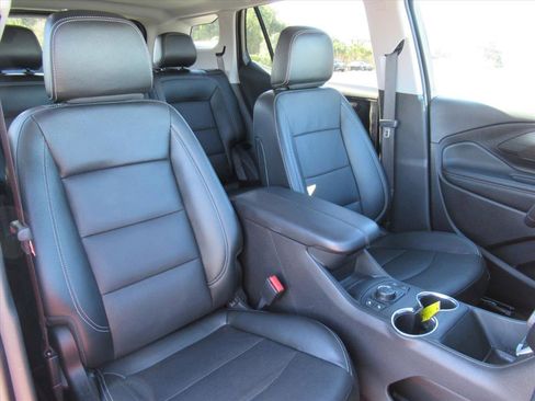 Used 2024 GMC Terrain SLT w/ Infotainment Package II image 10