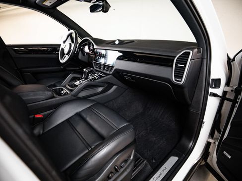 Certified 2023 Porsche Cayenne AWD/4WD image 28