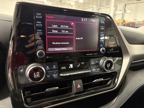 Used 2022 Toyota Highlander XLE AWD/4WD image 18