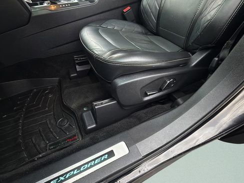 Used 2017 Ford Explorer Platinum image 15