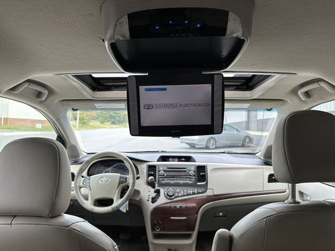 Used 2013 Toyota Sienna XLE image 37
