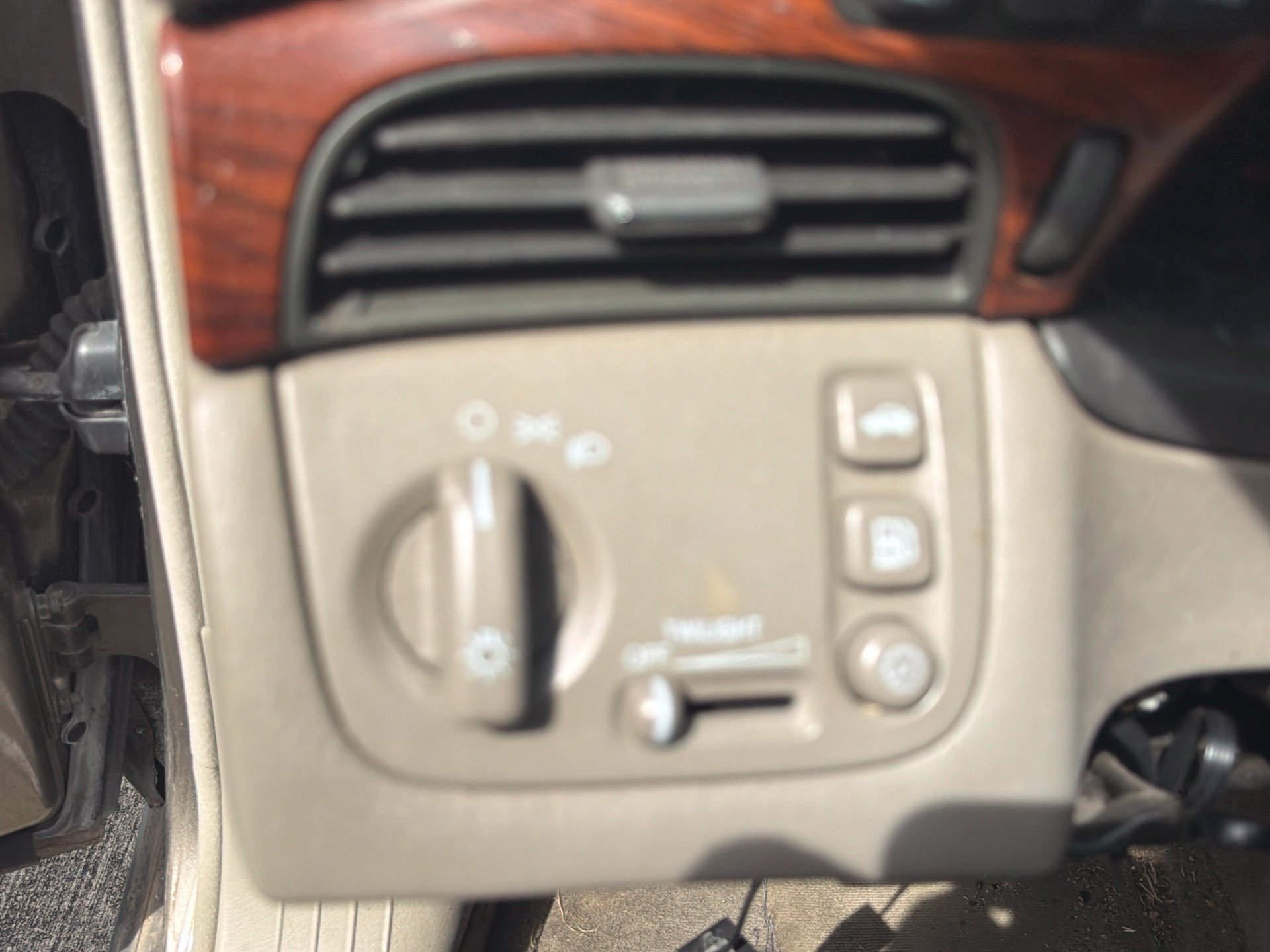 Used 2001 Cadillac De Ville w/ Comfort/Convenience Pkg FWD image 12