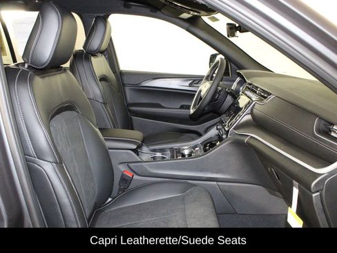 New 2025 Jeep Grand Cherokee Altitude image 14