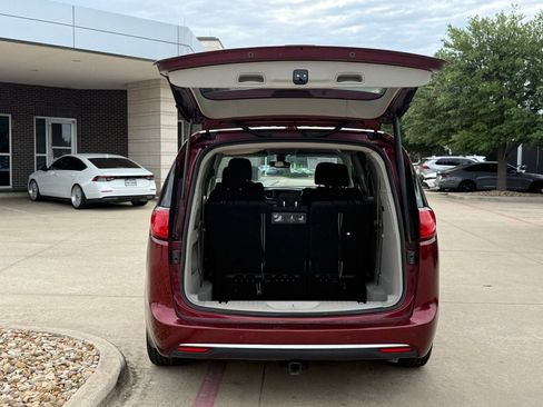 Used 2018 Chrysler Pacifica Touring Plus w/ Tire & Wheel Group FWD image 6