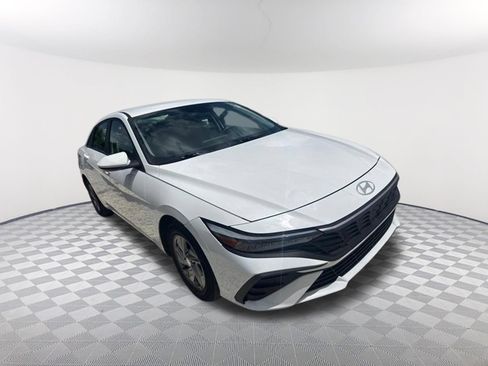 Used 2024 Hyundai Elantra SE FWD image 3