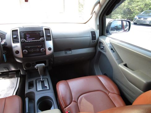 Used 2018 Nissan Frontier SV image 10