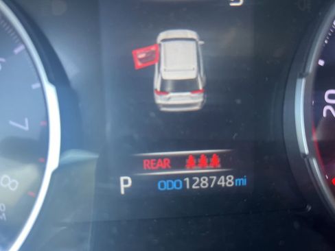 Used 2020 Toyota RAV4 XLE Premium image 5