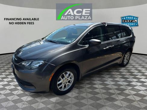 Used 2017 Chrysler Pacifica Touring FWD image 2