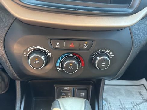 Used 2018 Jeep Cherokee Latitude w/ Altitude Package FWD image 18