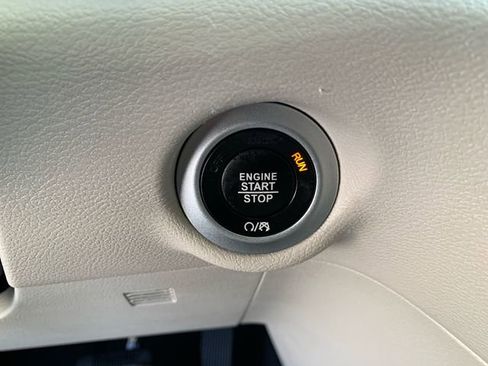 Used 2024 Chrysler Pacifica Touring-L image 30