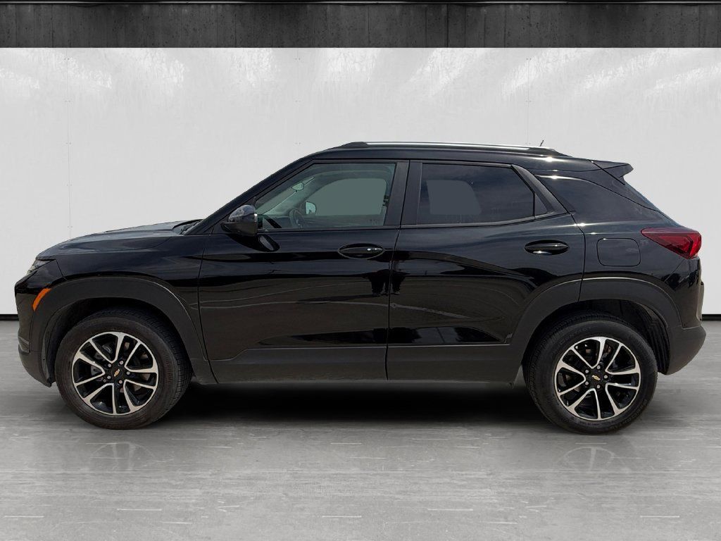 Used 2025 Chevrolet TrailBlazer LT AWD/4WD image 2