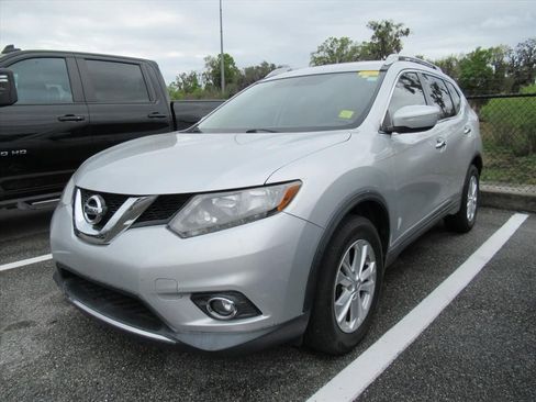 Used 2015 Nissan Rogue SV image 2