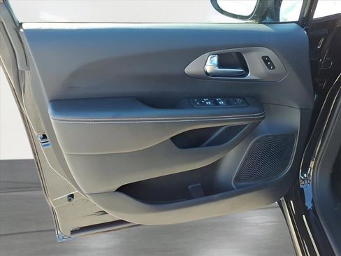 New 2026 Chrysler Pacifica Select w/ S Appearance Package image 16