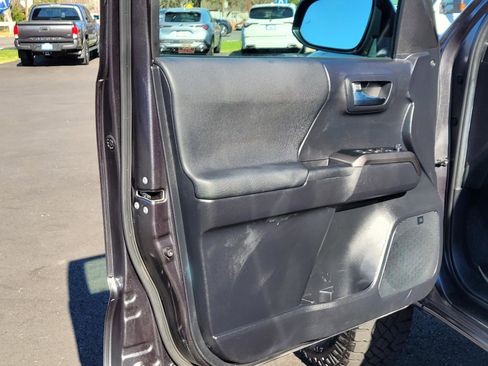 Used 2021 Toyota Tacoma TRD Off-Road w/ TRD Premium Off Road Package image 12