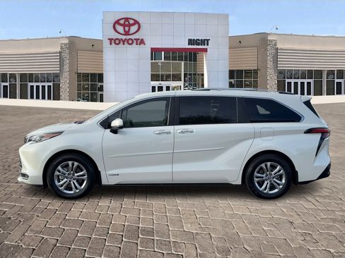 Used 2021 Toyota Sienna Platinum image 4