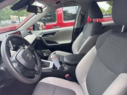 Used 2019 Toyota RAV4 XLE FWD image 9