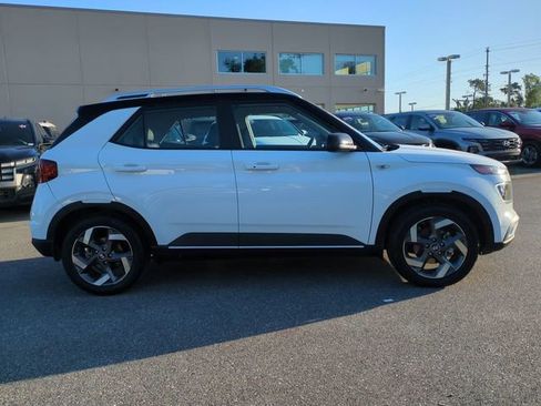 Certified 2022 Hyundai Venue Limited FWD image 4