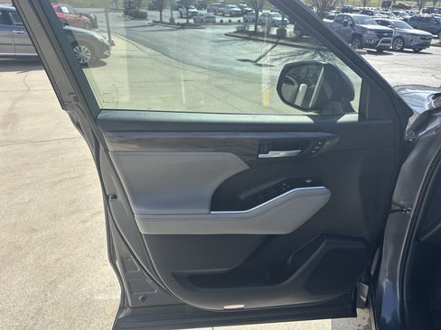 Used 2025 Toyota Highlander Platinum image 19