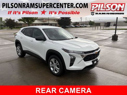 Used 2025 Chevrolet Trax LS FWD image 1