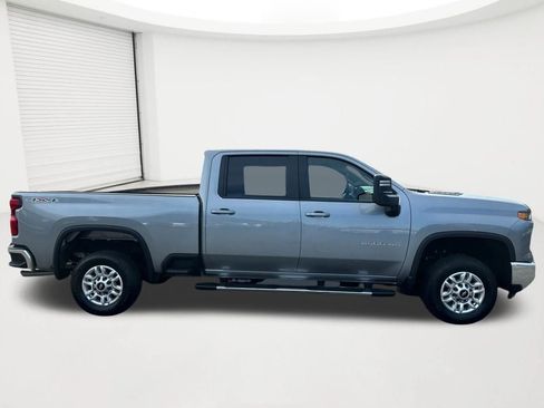 Used 2025 Chevrolet Silverado 2500 LT w/ Convenience Package AWD/4WD image 4
