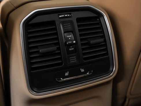 Certified 2026 Porsche Macan AWD/4WD image 38